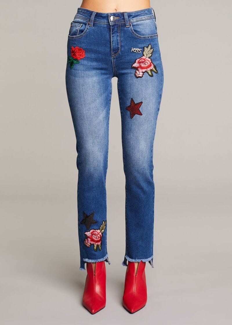 Jeans con patch ricamate