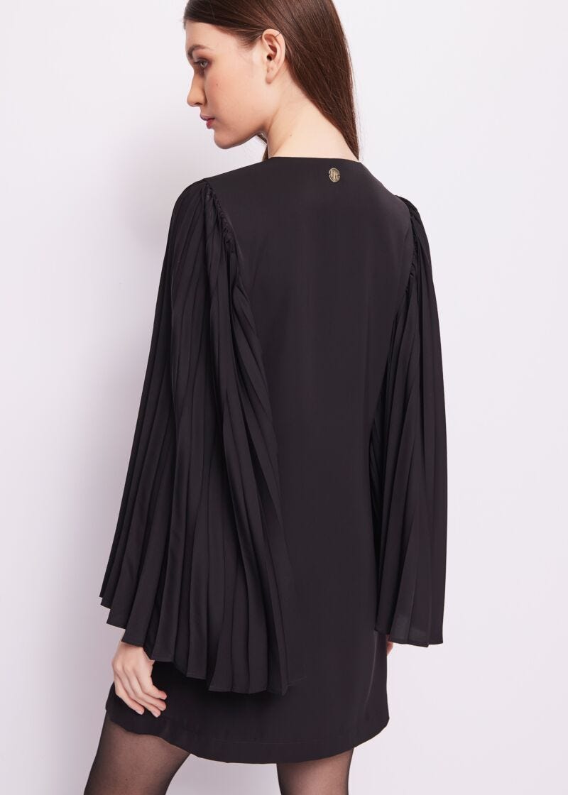Minivestido negro con mangas plisadas