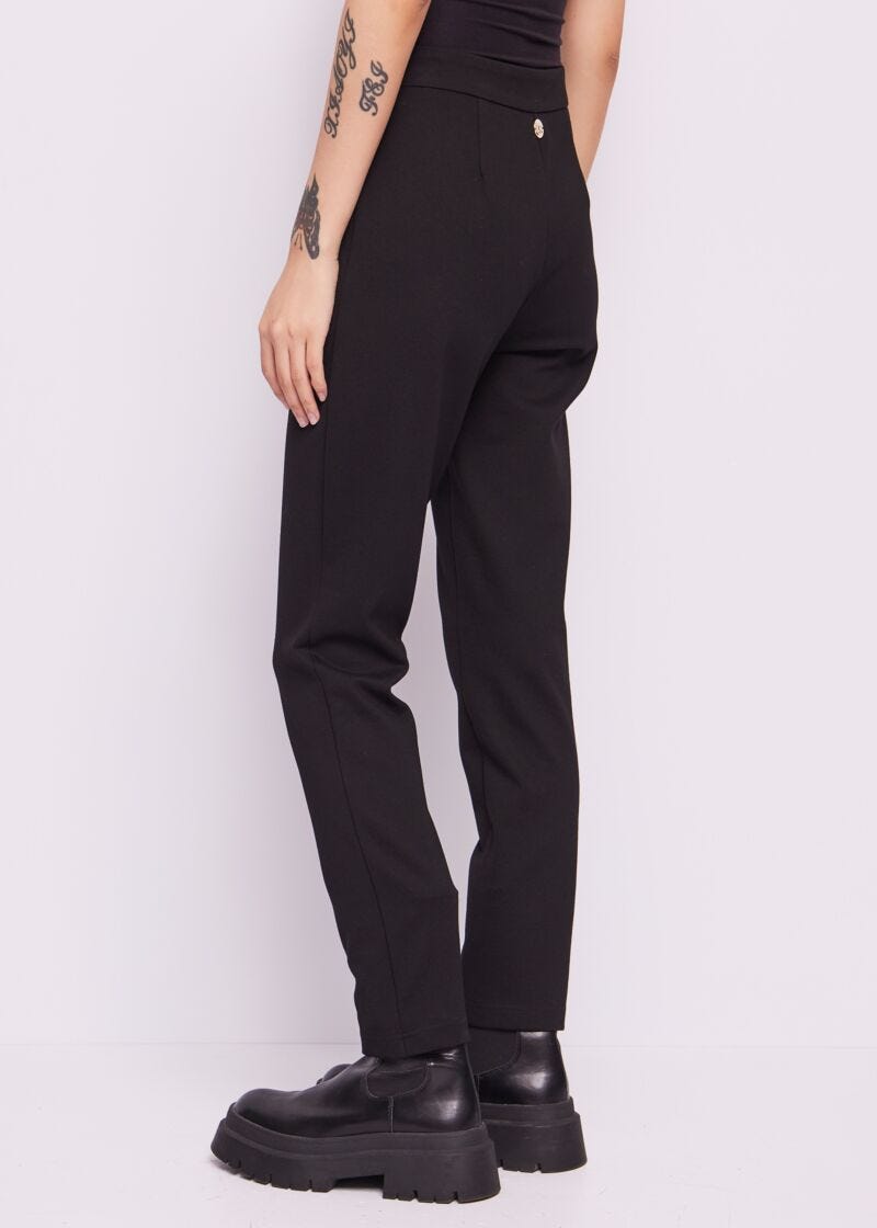 Pantaloni neri con borchie