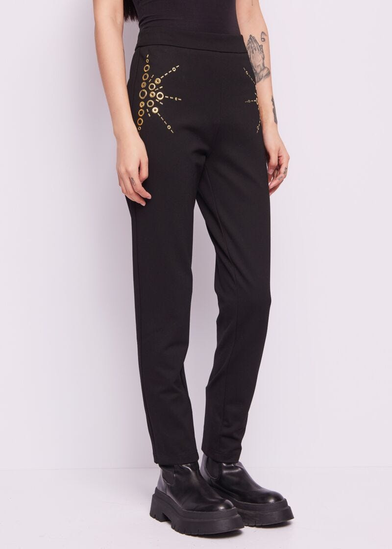 Pantaloni neri con borchie