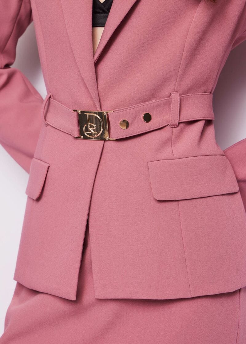 Americana rosa con cinturón