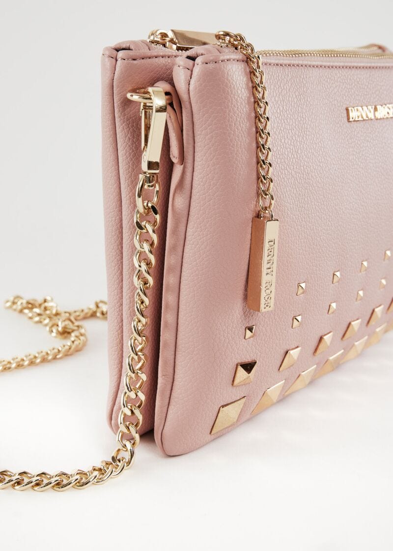 Bandolera rosa con tachuelas