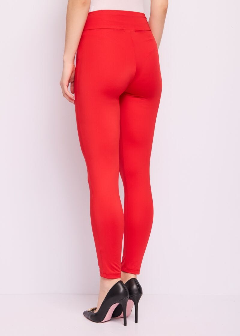 Pantaloni rossi con fibbia logata