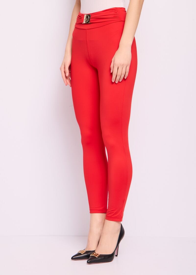 Pantaloni rossi con fibbia logata