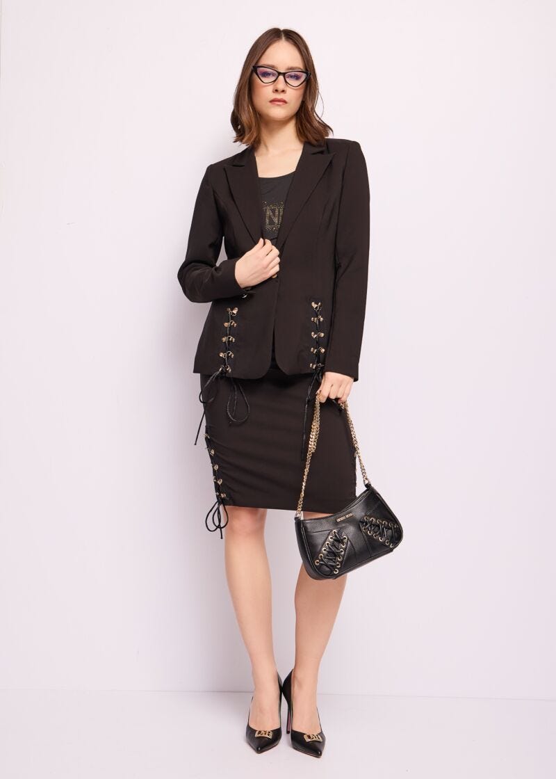 Top nero con logo e strass