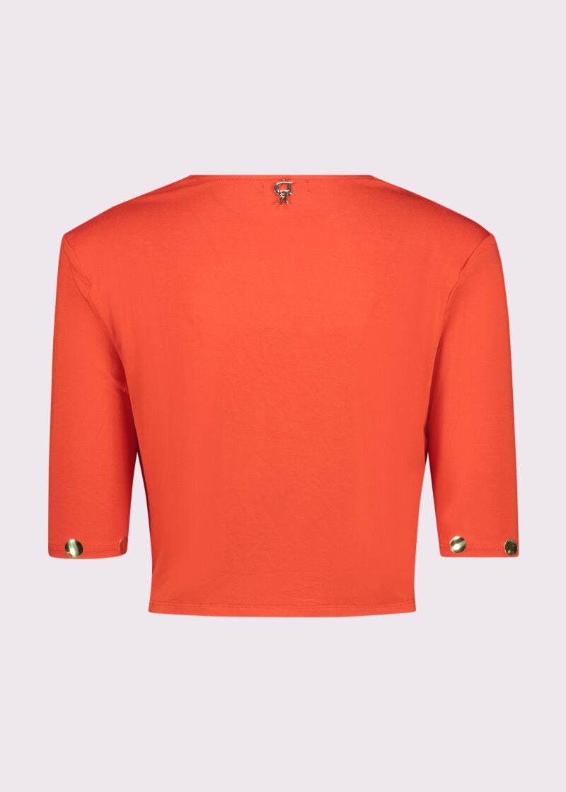 Camiseta roja con tachuelas