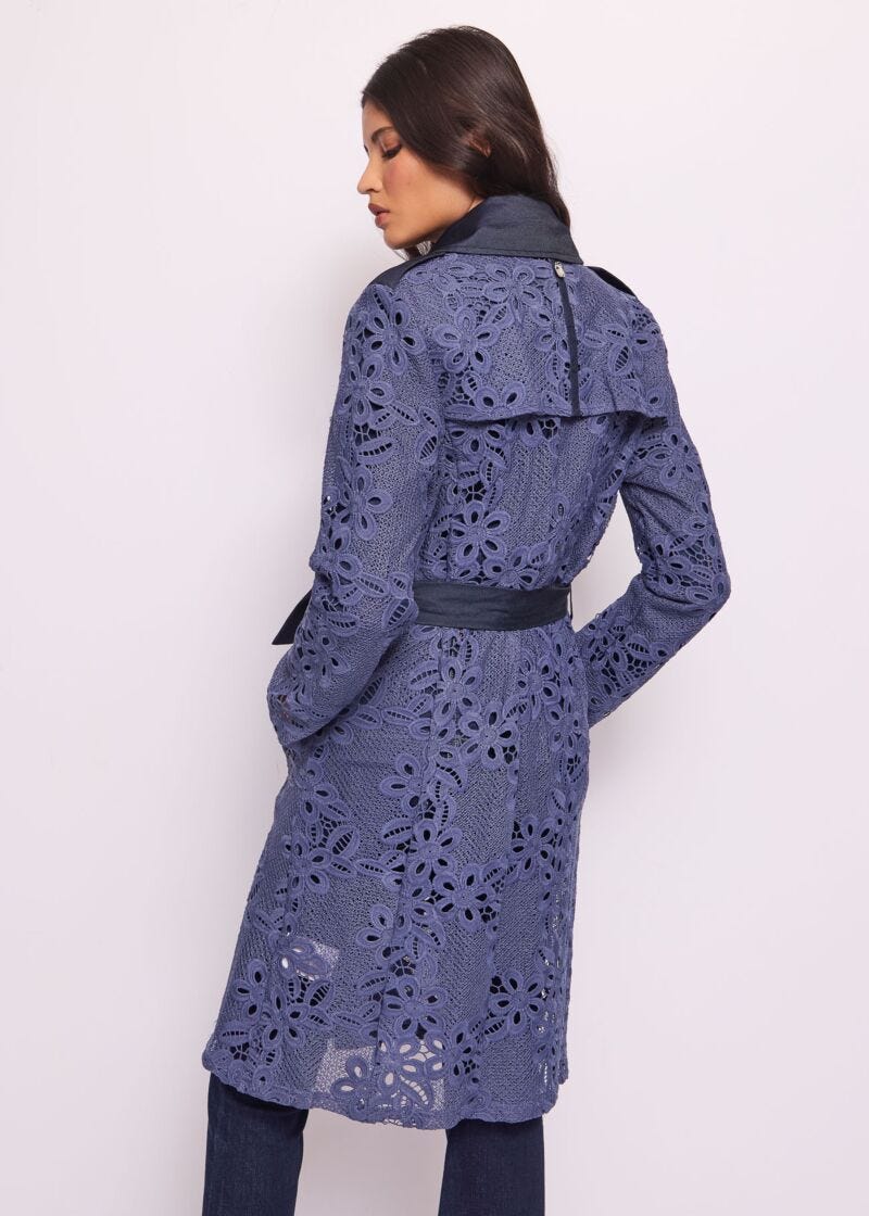 Trench in pizzo con cintura