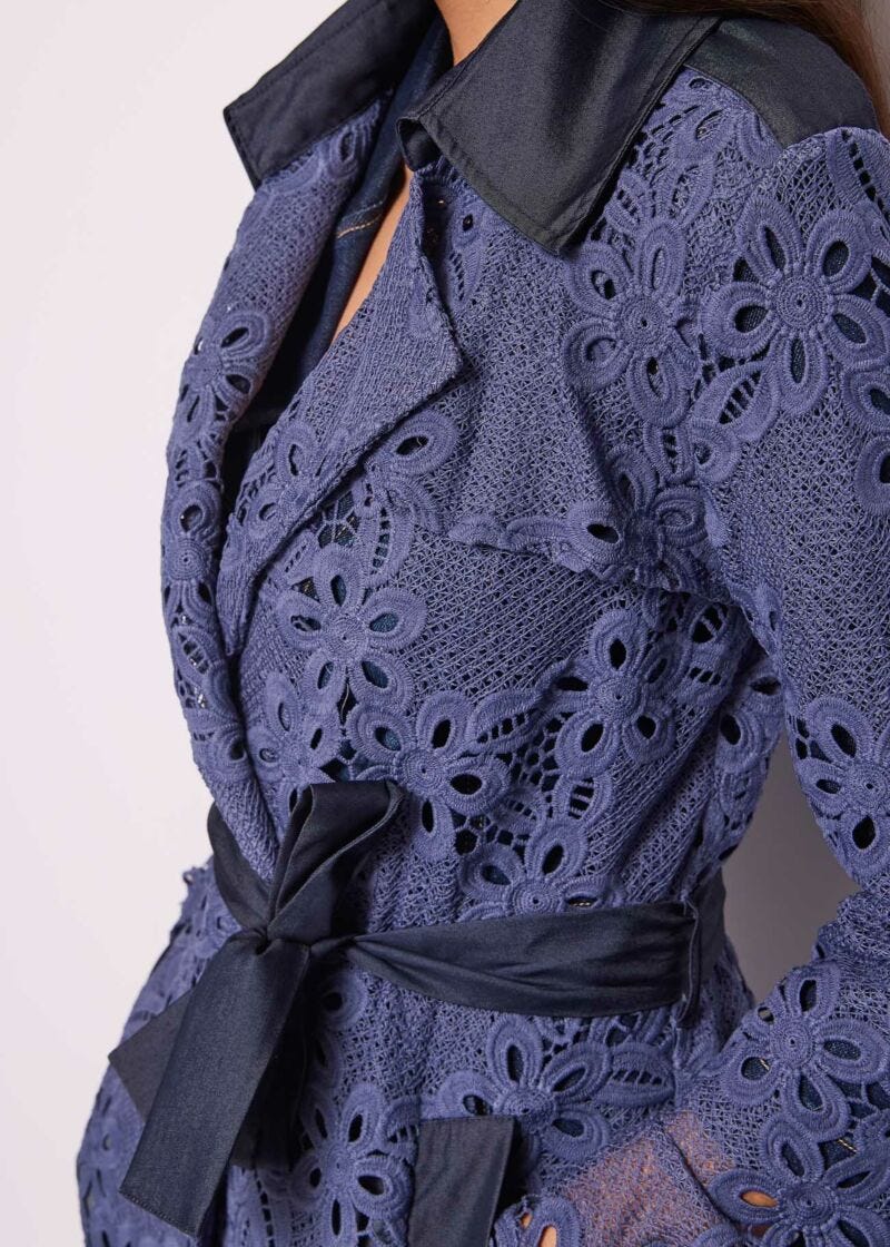 Trench in pizzo con cintura
