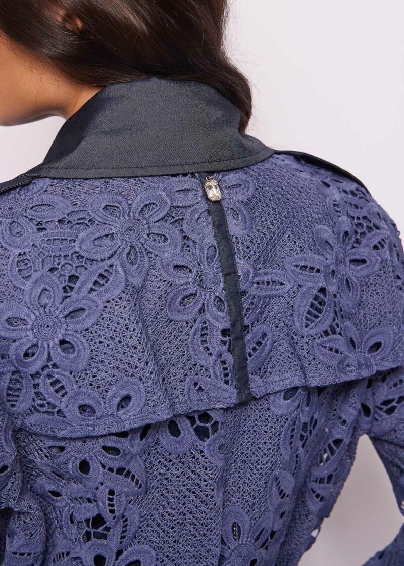 Trench in pizzo con cintura
