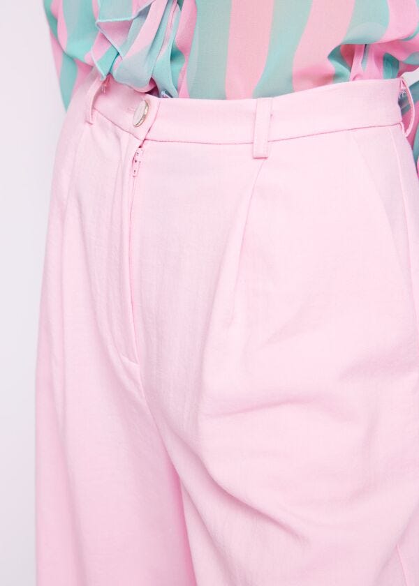 Trousers with darts
