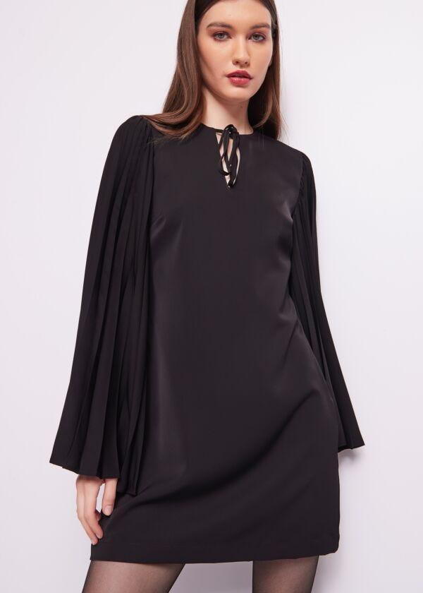 Minivestido negro con mangas plisadas Denny Rose