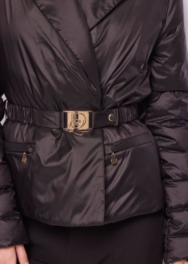 Chaqueta de plumón de nailon negro con cinturón