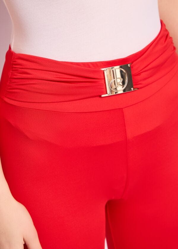 Pantaloni rossi con fibbia logata