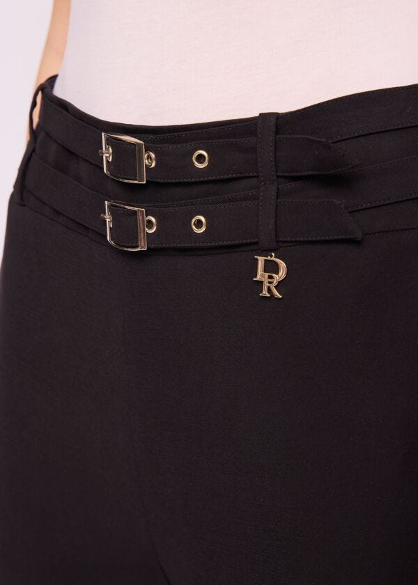 Short nero in gabardina con fibbie