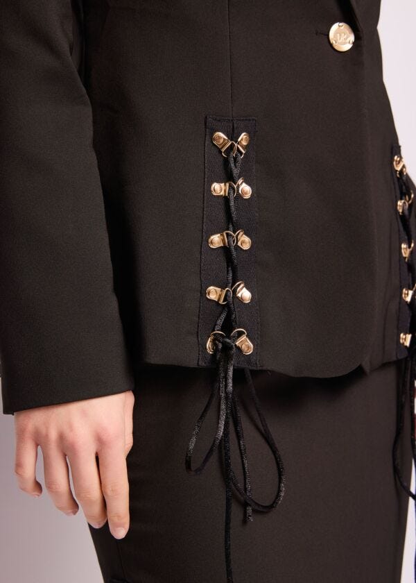 Blazer nero con ganci e laccetti