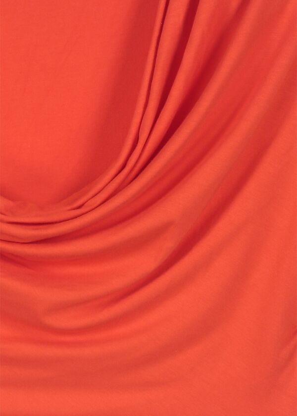 Camiseta roja con tachuelas