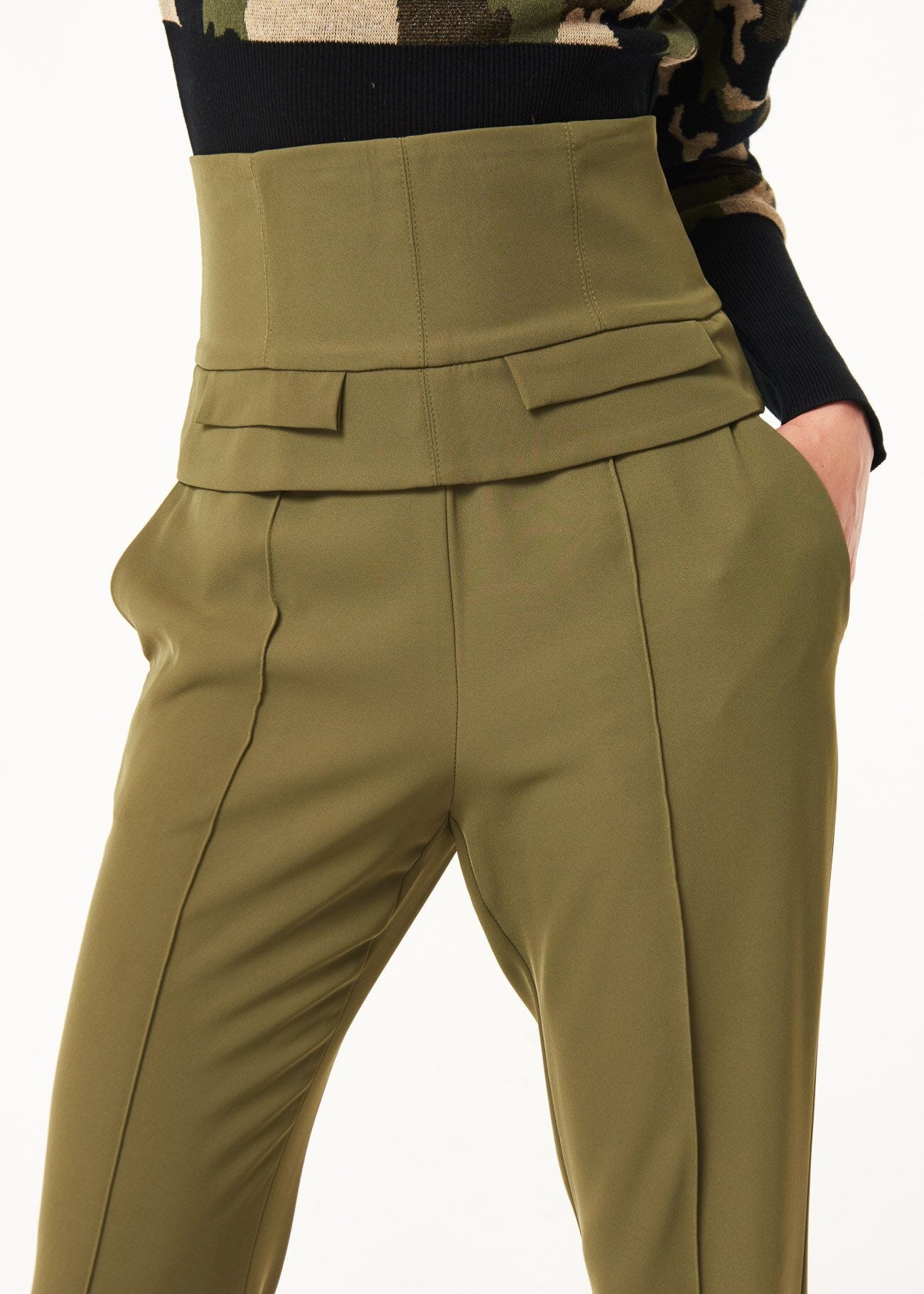 Trousers with back zip