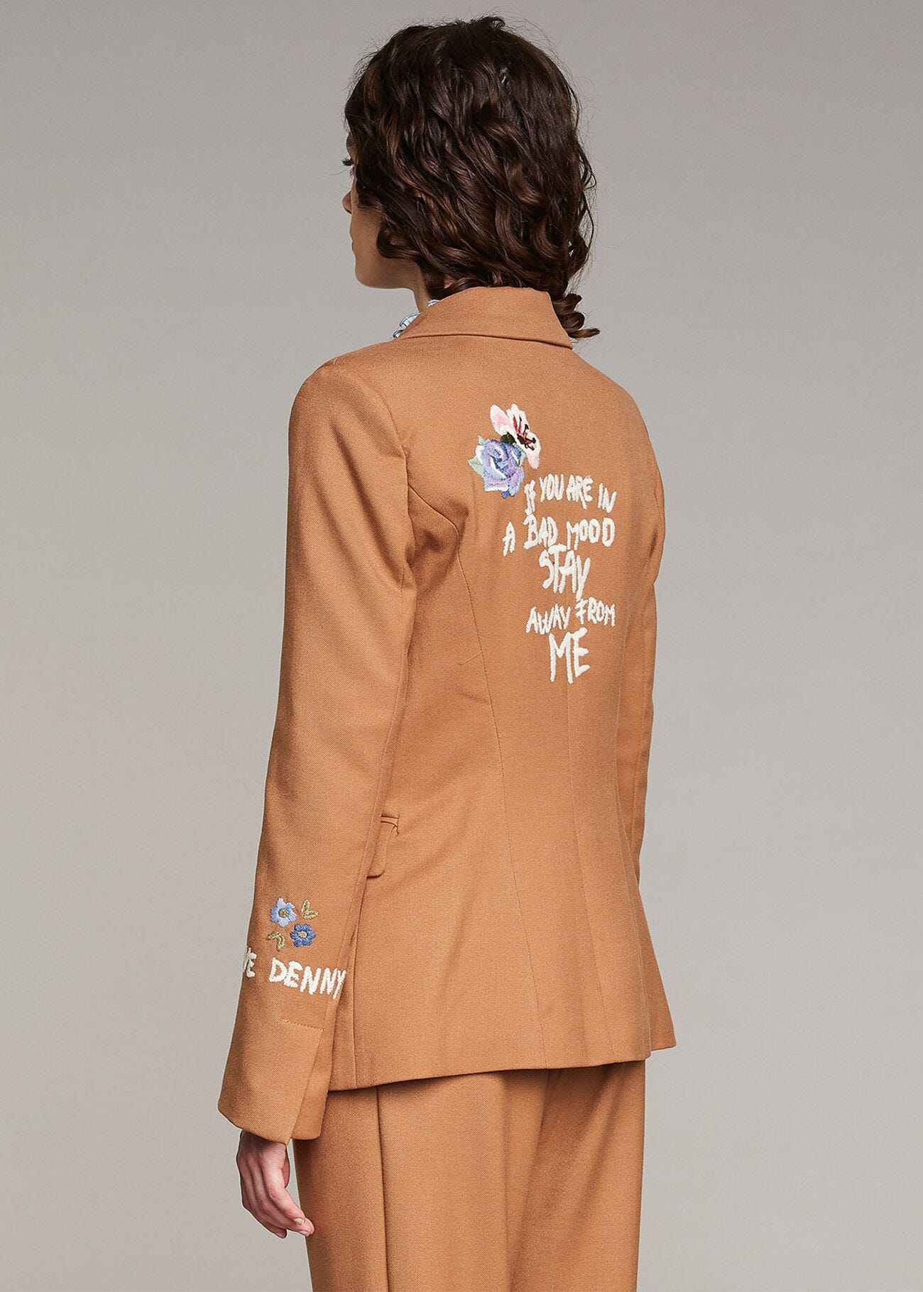 Blazer con ricamo floreale