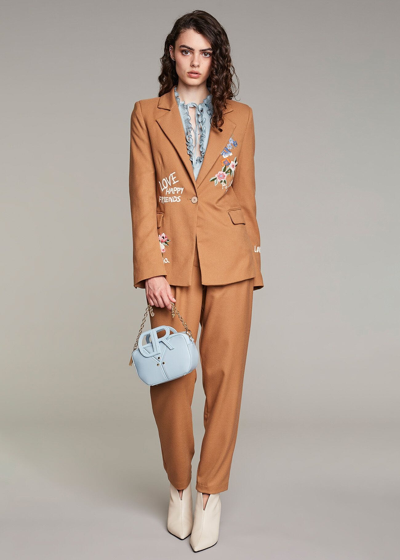 Blazer con ricamo floreale
