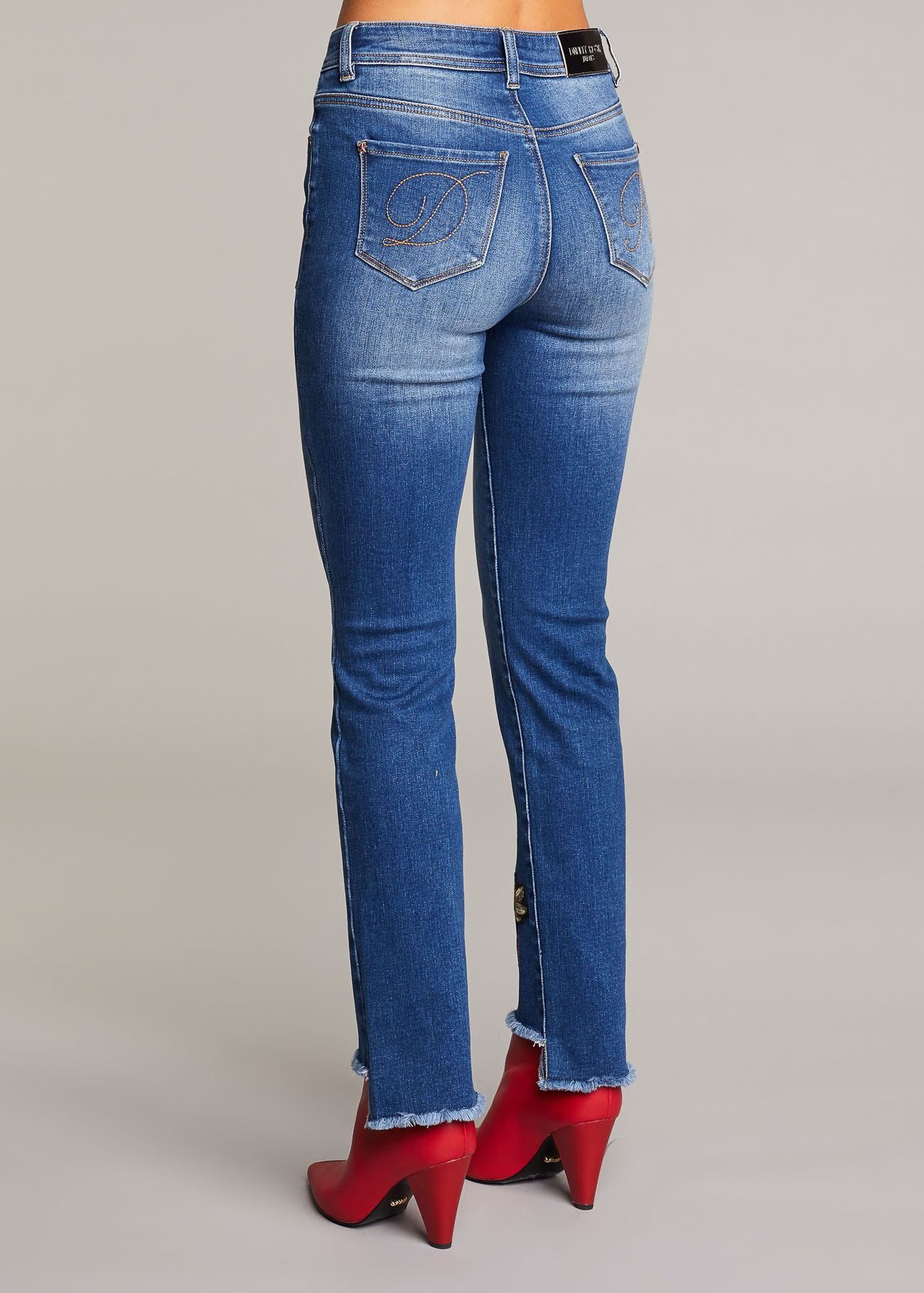 Jeans con patch ricamate