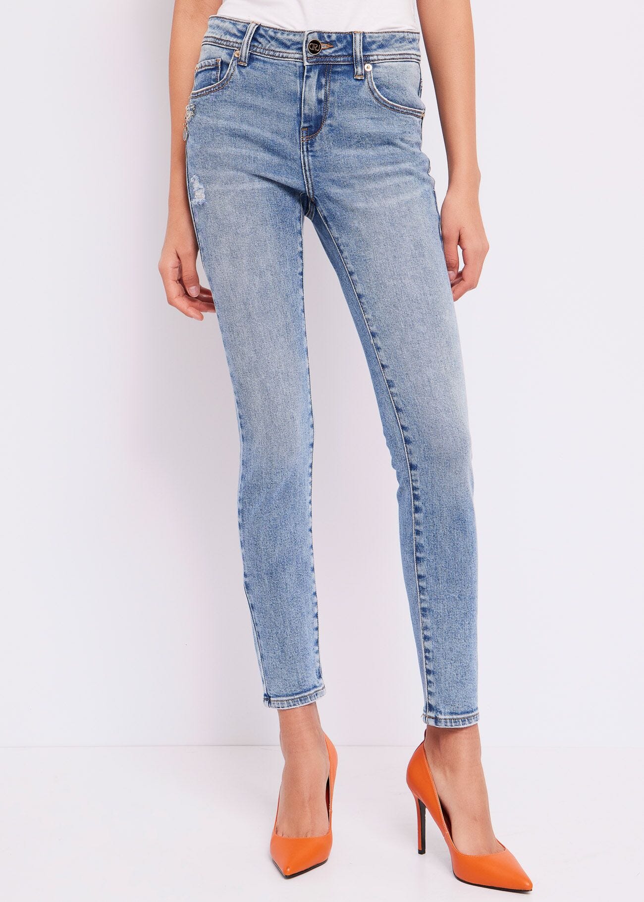 Skinny jeans with destroyed detailing