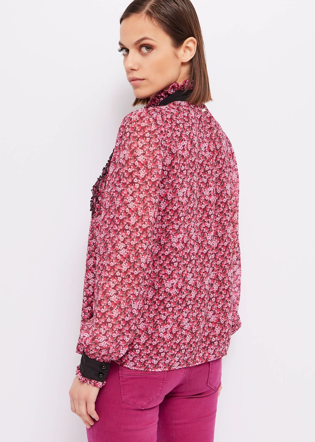 Floral-print blouse