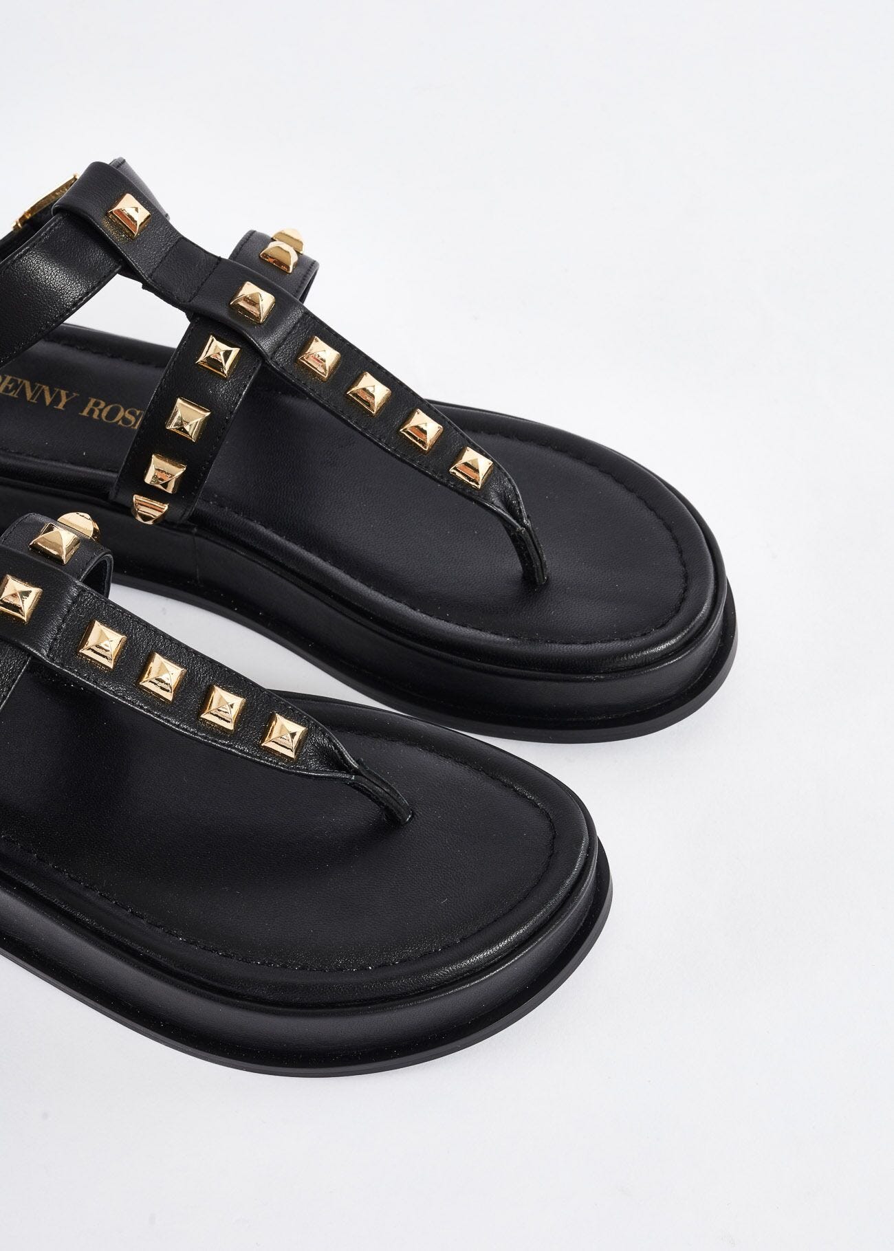 Leather sandals with studs