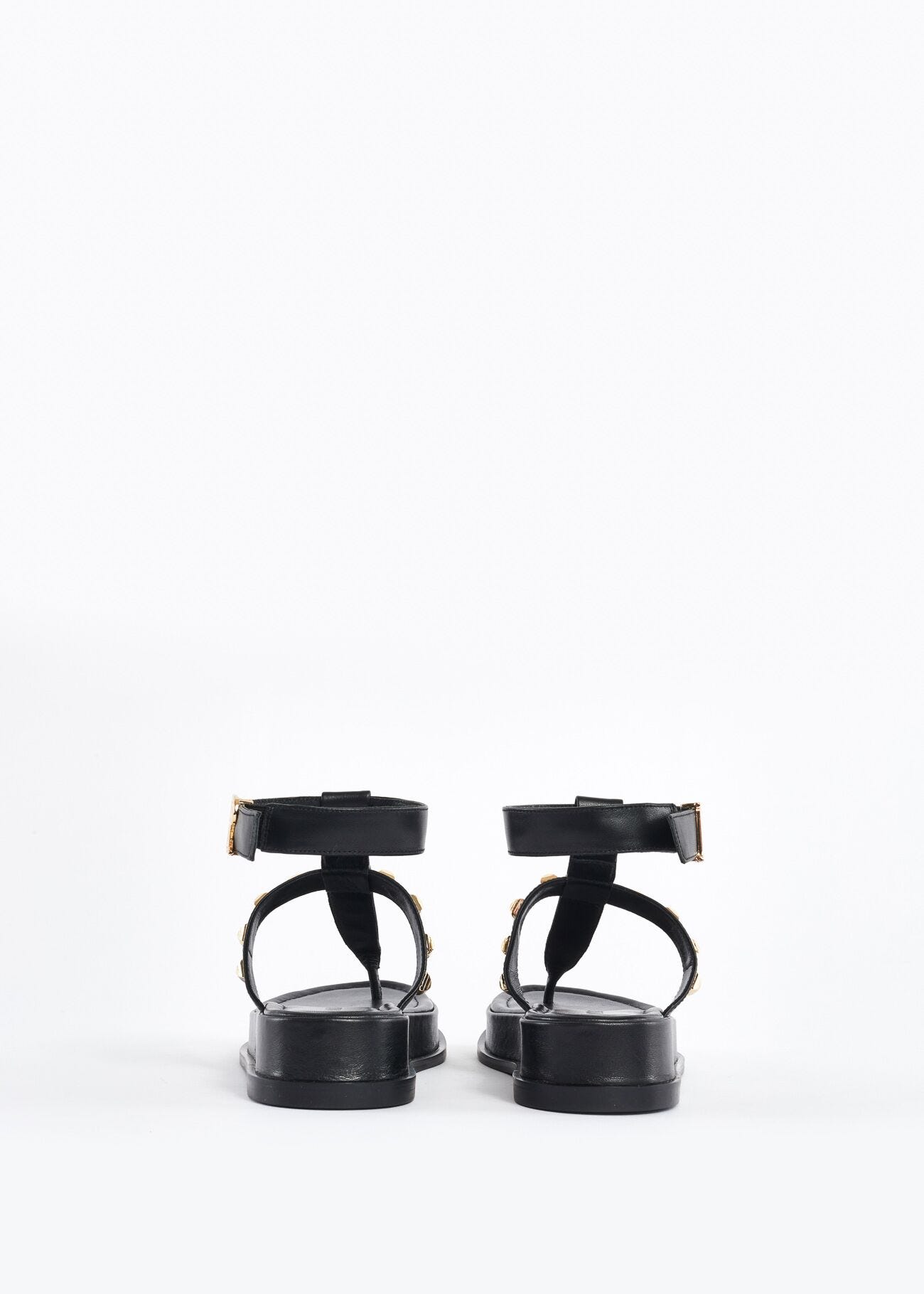 Leather sandals with studs