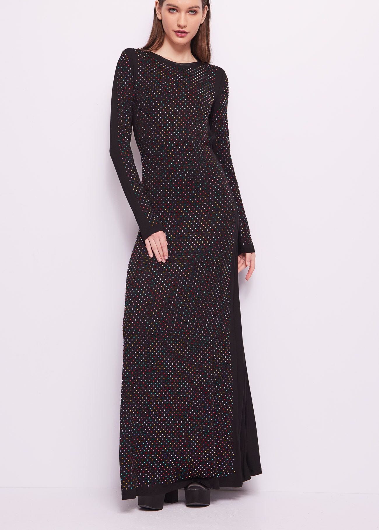 Vestido largo negro con pedrería