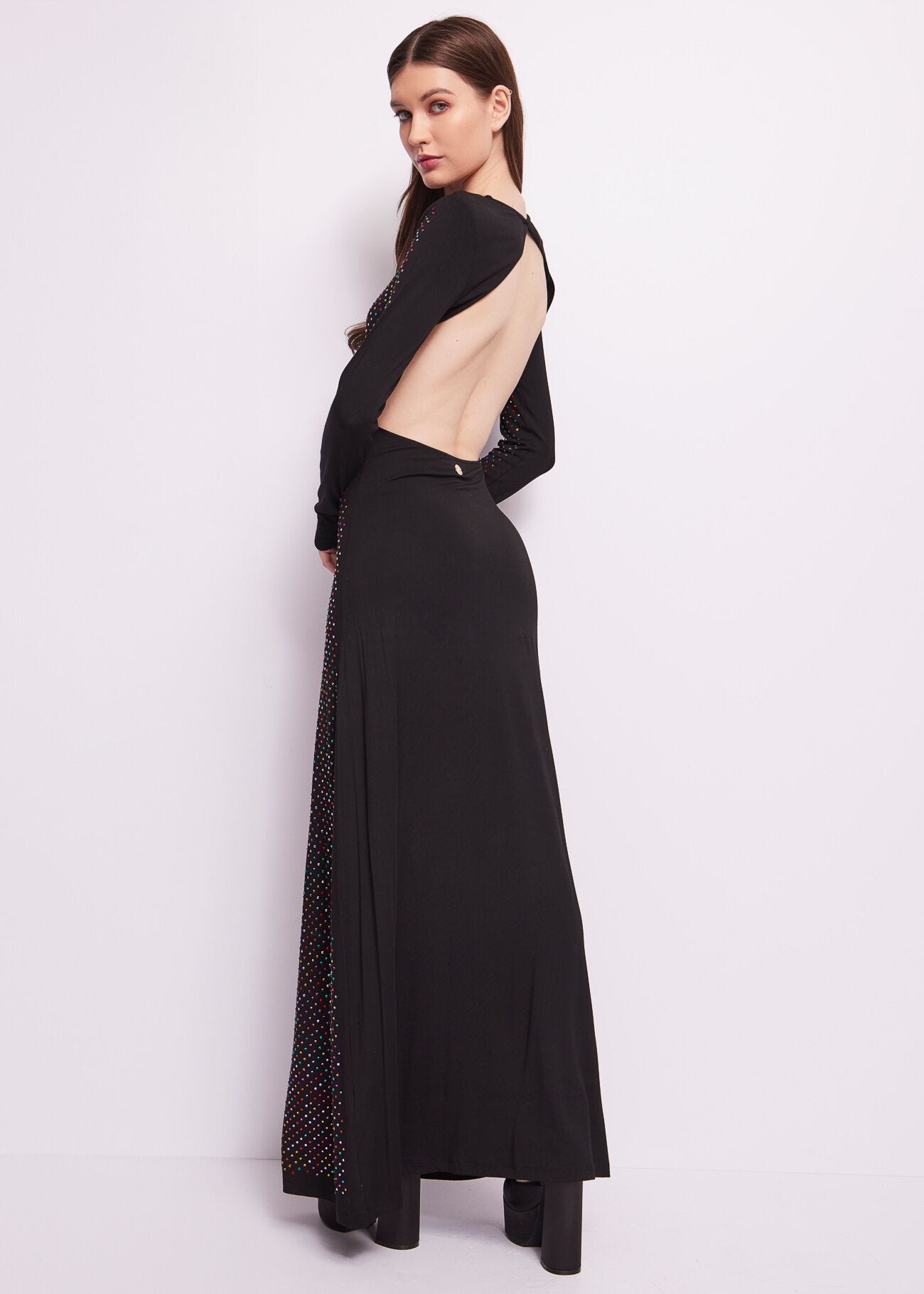 Vestido largo negro con pedrería