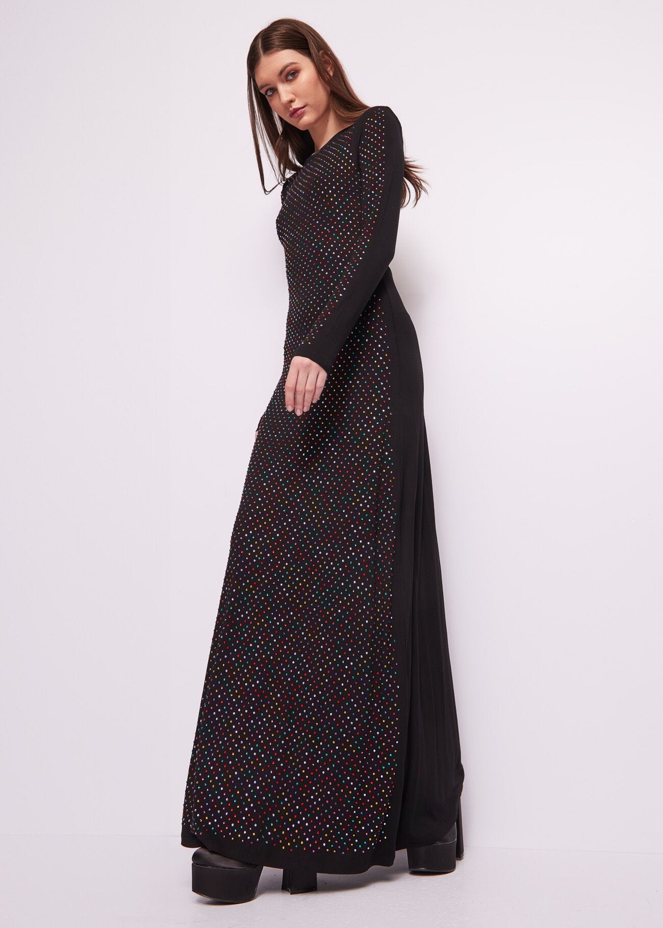 Vestido largo negro con pedrería