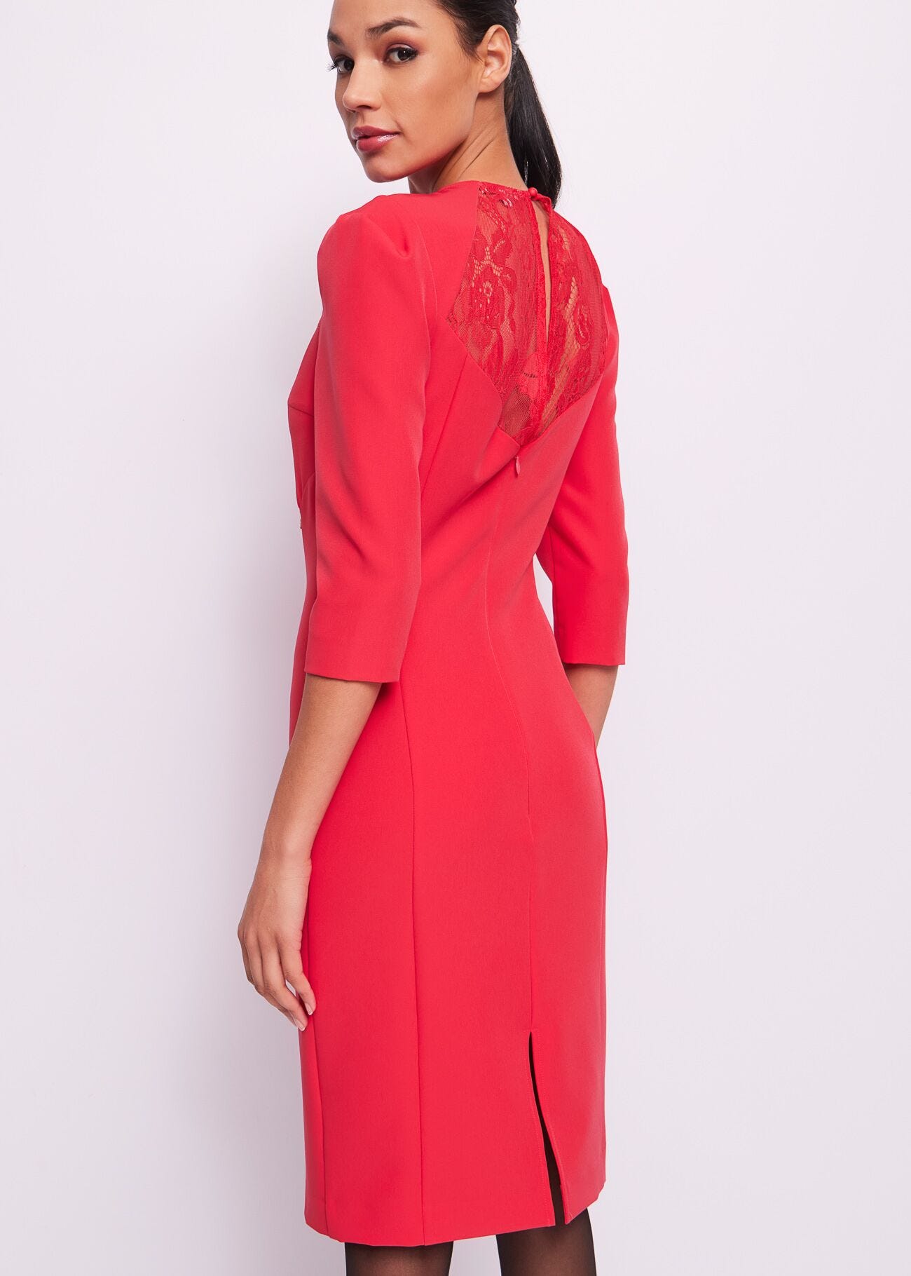 Vestido de tubo rojo con encaje