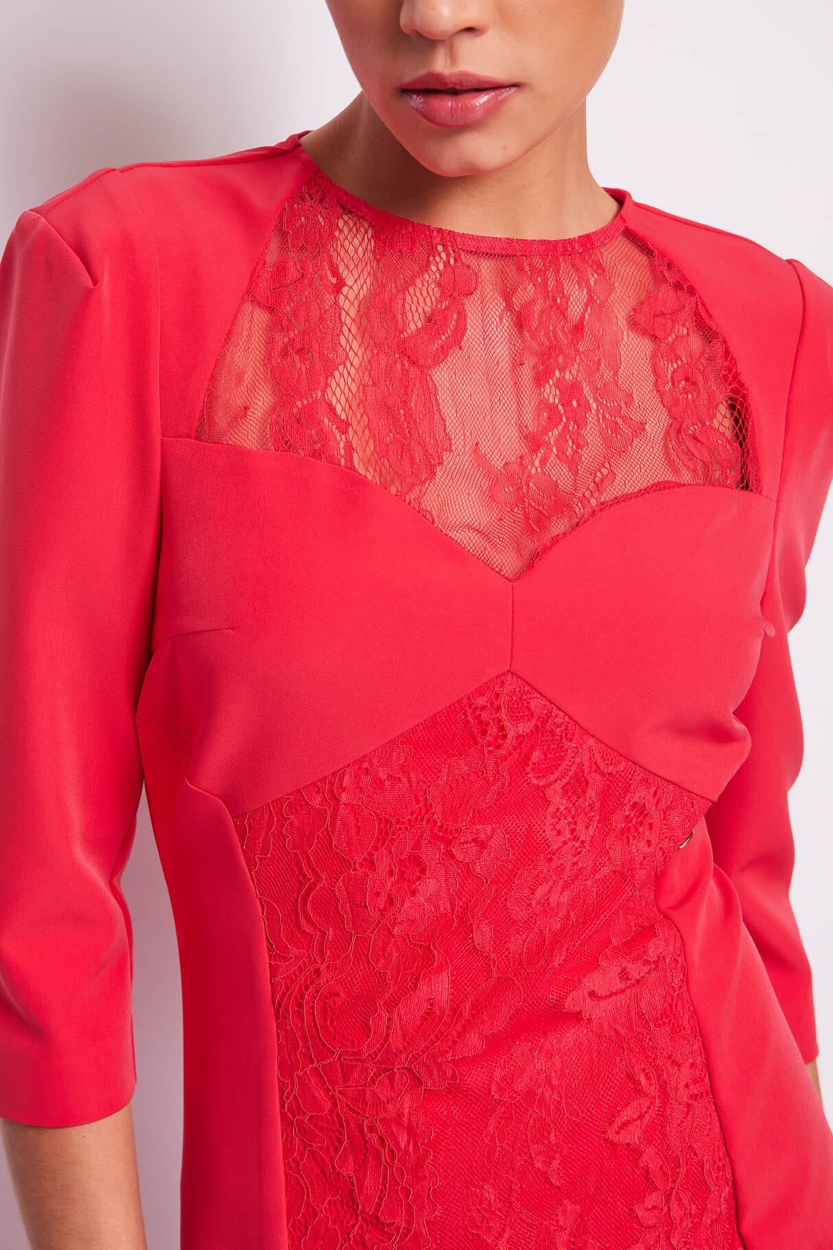 Vestido de tubo rojo con encaje