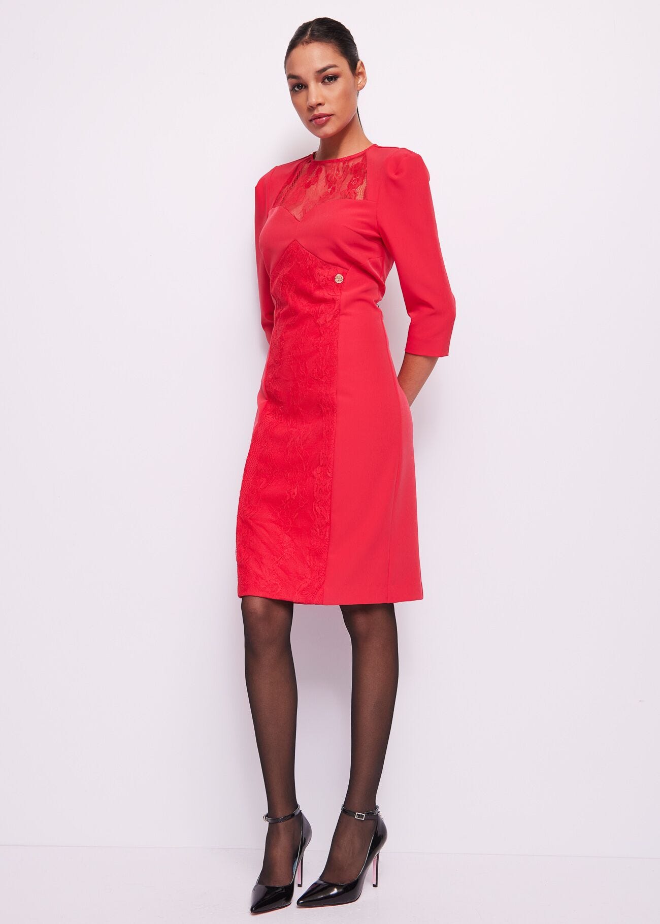 Vestido de tubo rojo con encaje