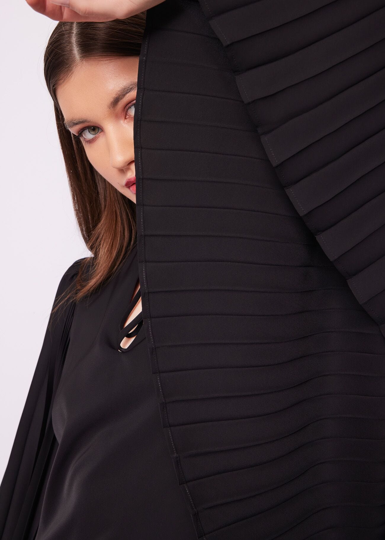 Minivestido negro con mangas plisadas
