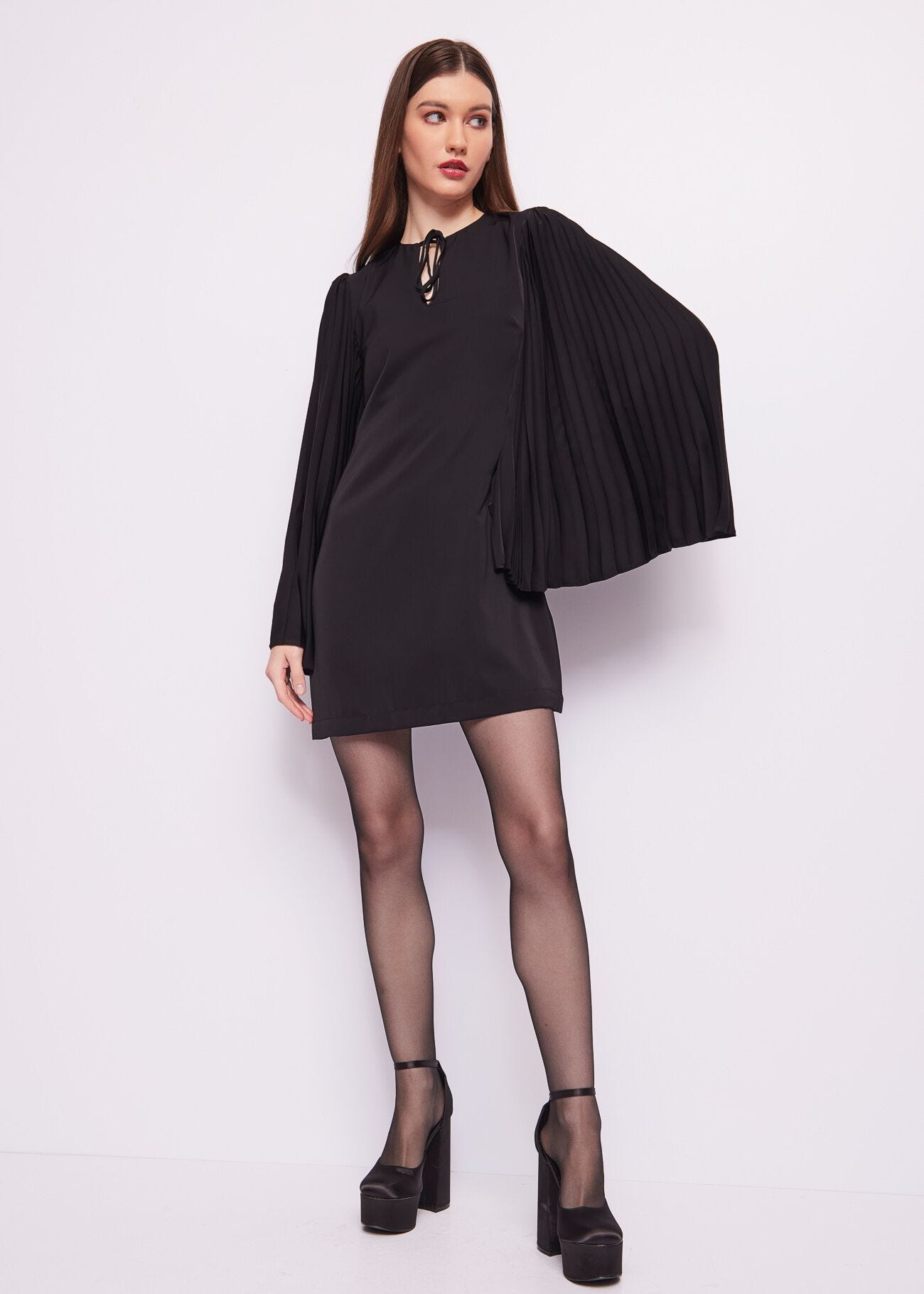 Minivestido negro con mangas plisadas