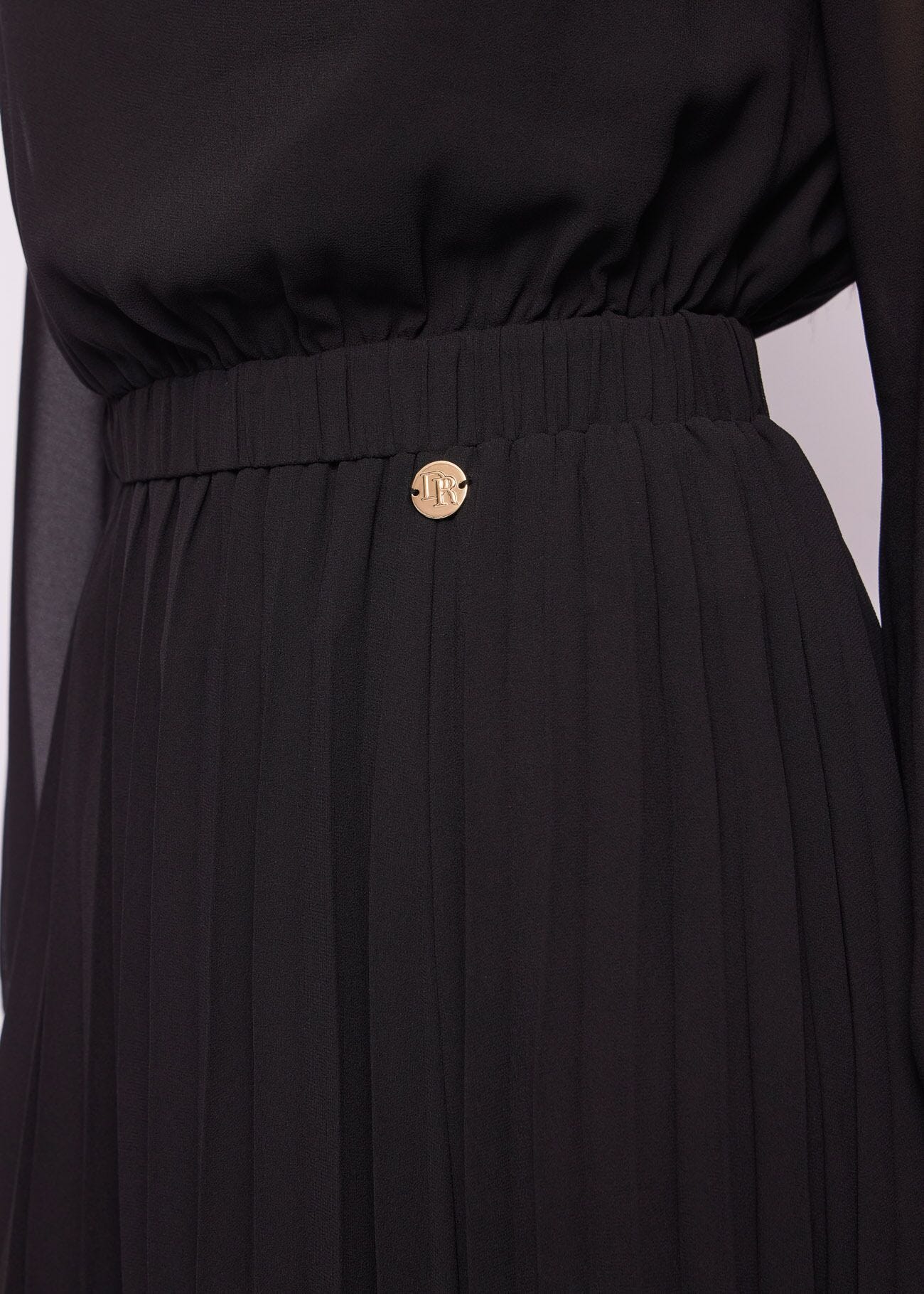 Vestido largo negro plisado