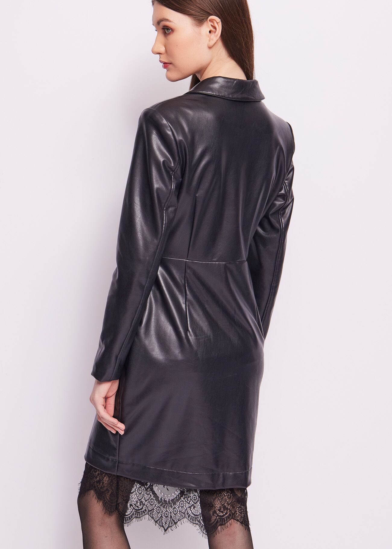 Vestido de polipiel negra con encaje