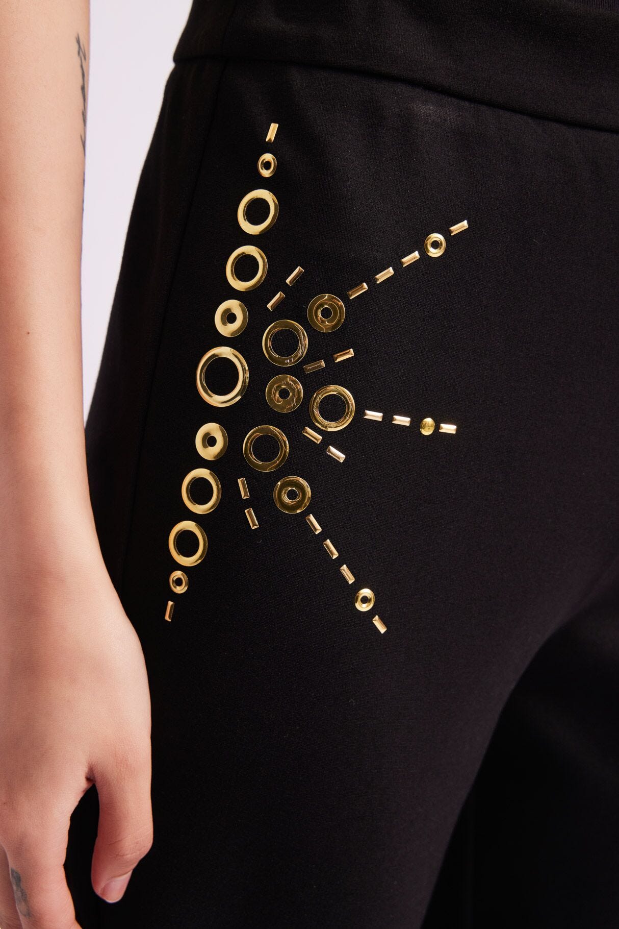 Pantaloni neri con borchie