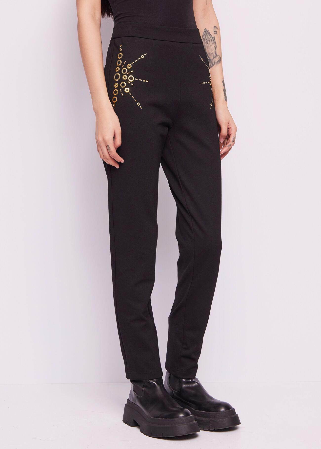 Pantaloni neri con borchie