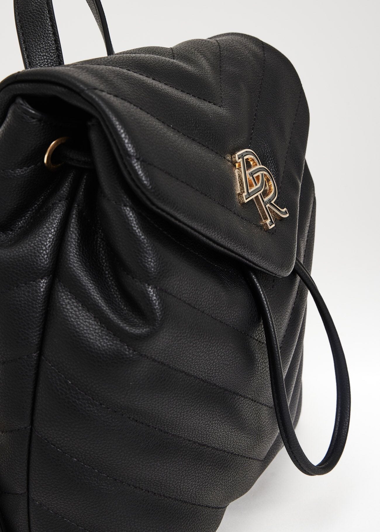 Mochila negra de piel sintética acolchada