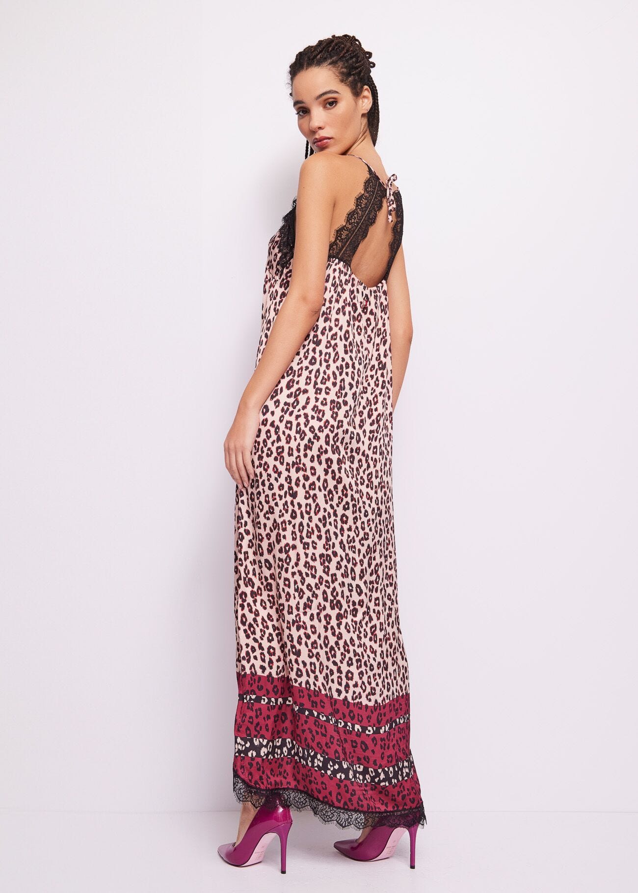 Abito lungo animalier in raso