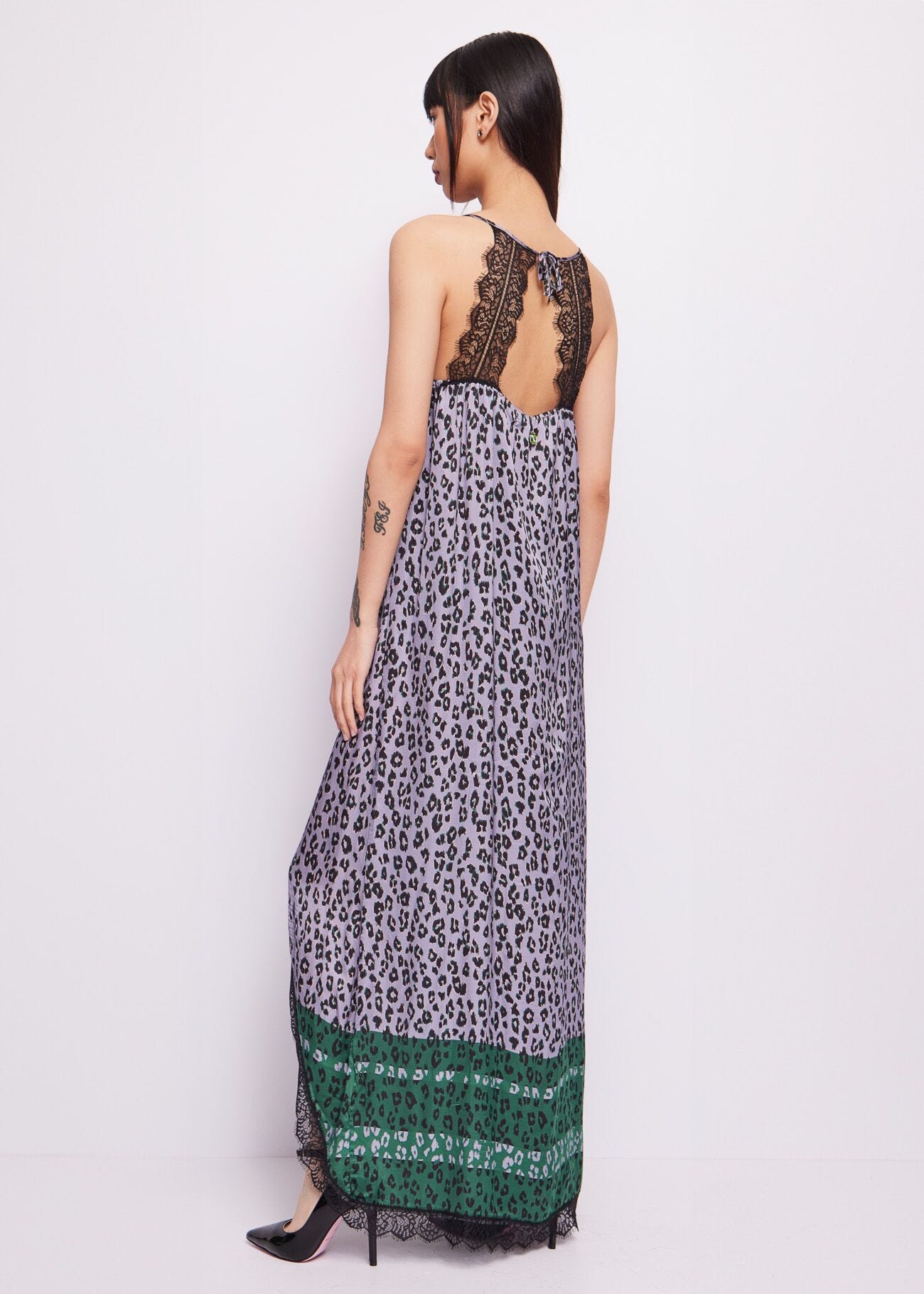 Abito lungo animalier in raso