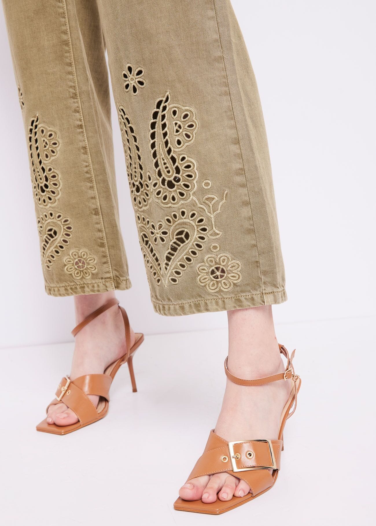 Cropped trousers with embroidery