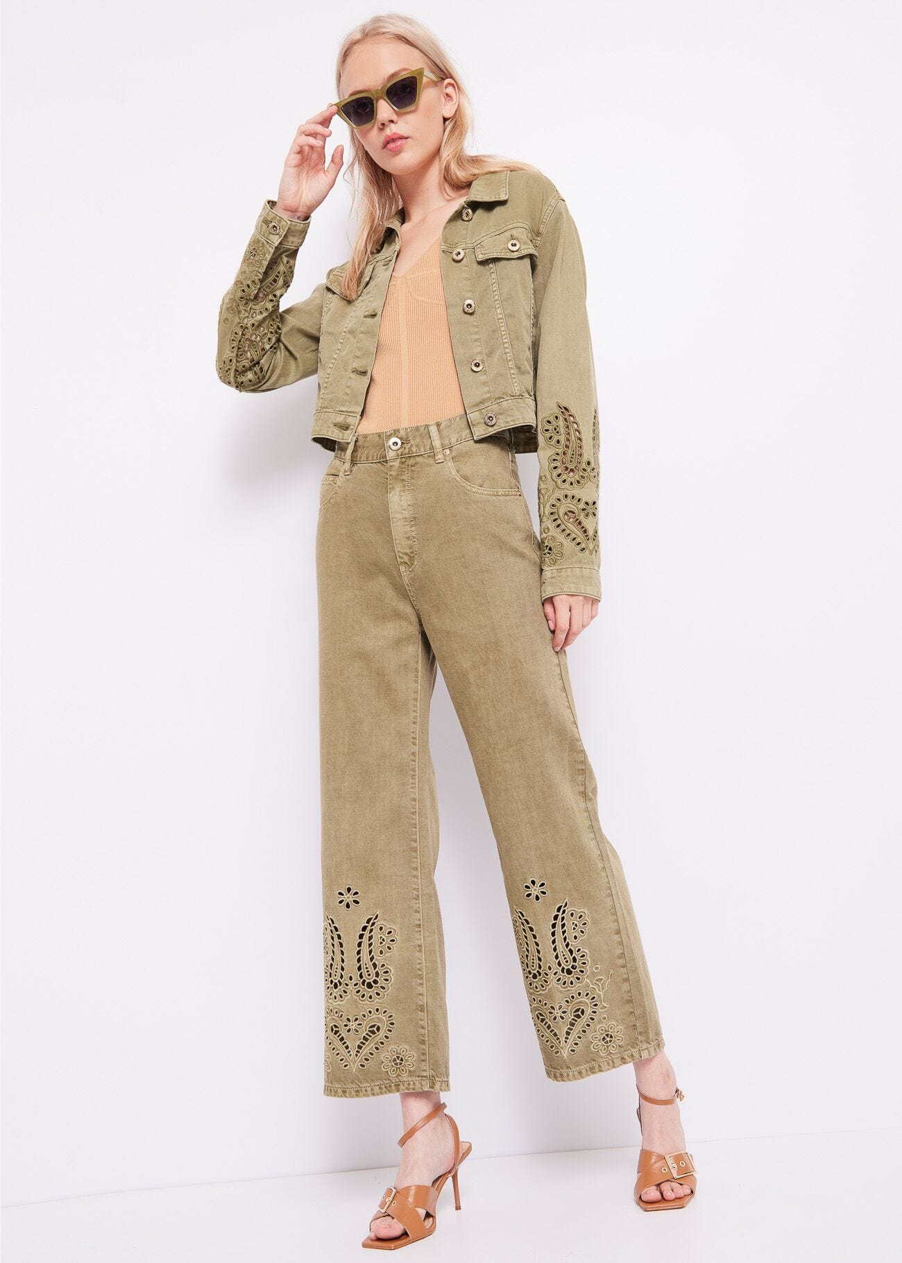 Pantaloni cropped con ricamo