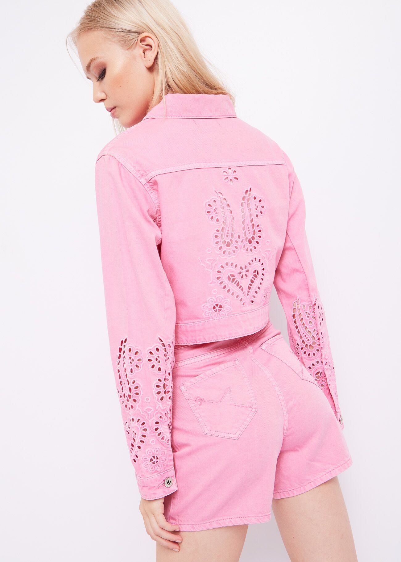 Chaqueta vaquera con bordados