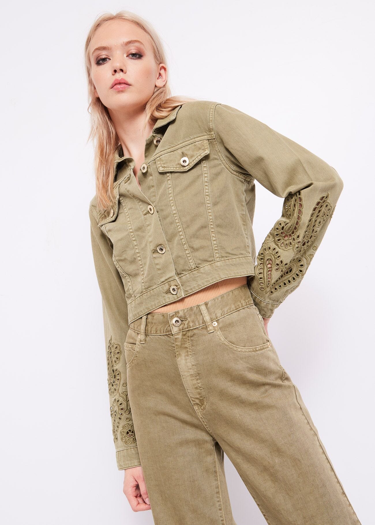 Chaqueta vaquera con bordados