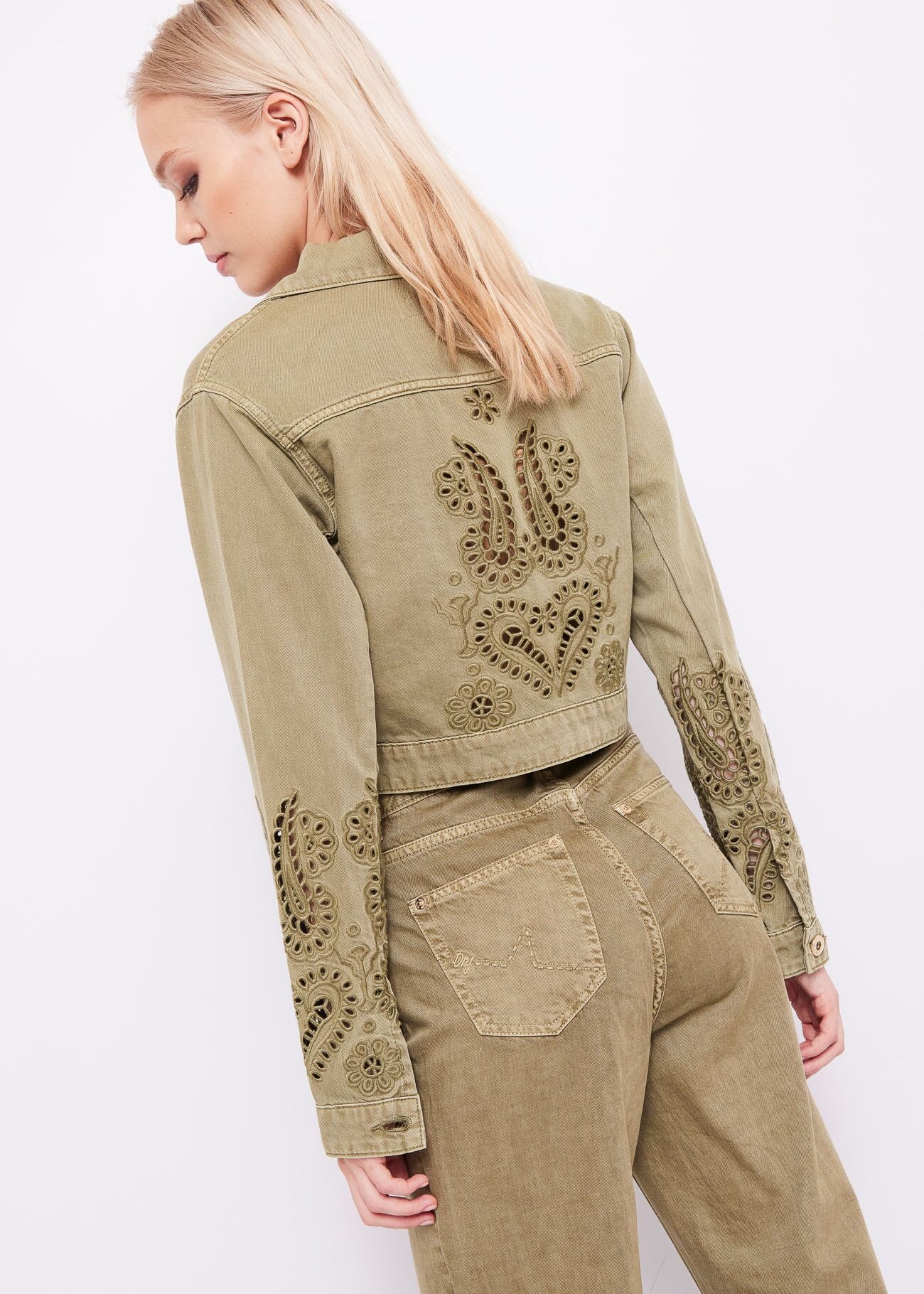 Chaqueta vaquera con bordados