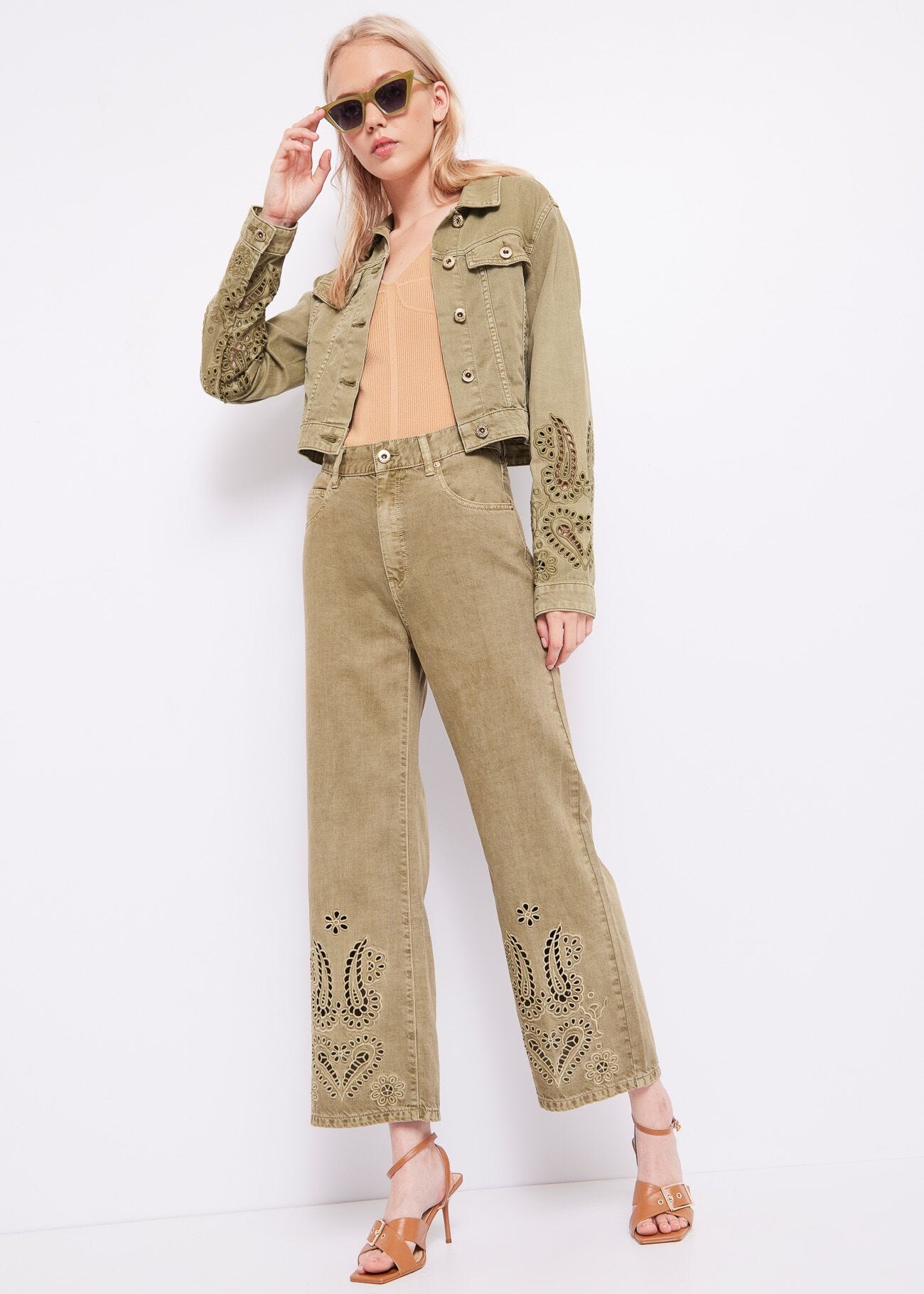 Chaqueta vaquera con bordados