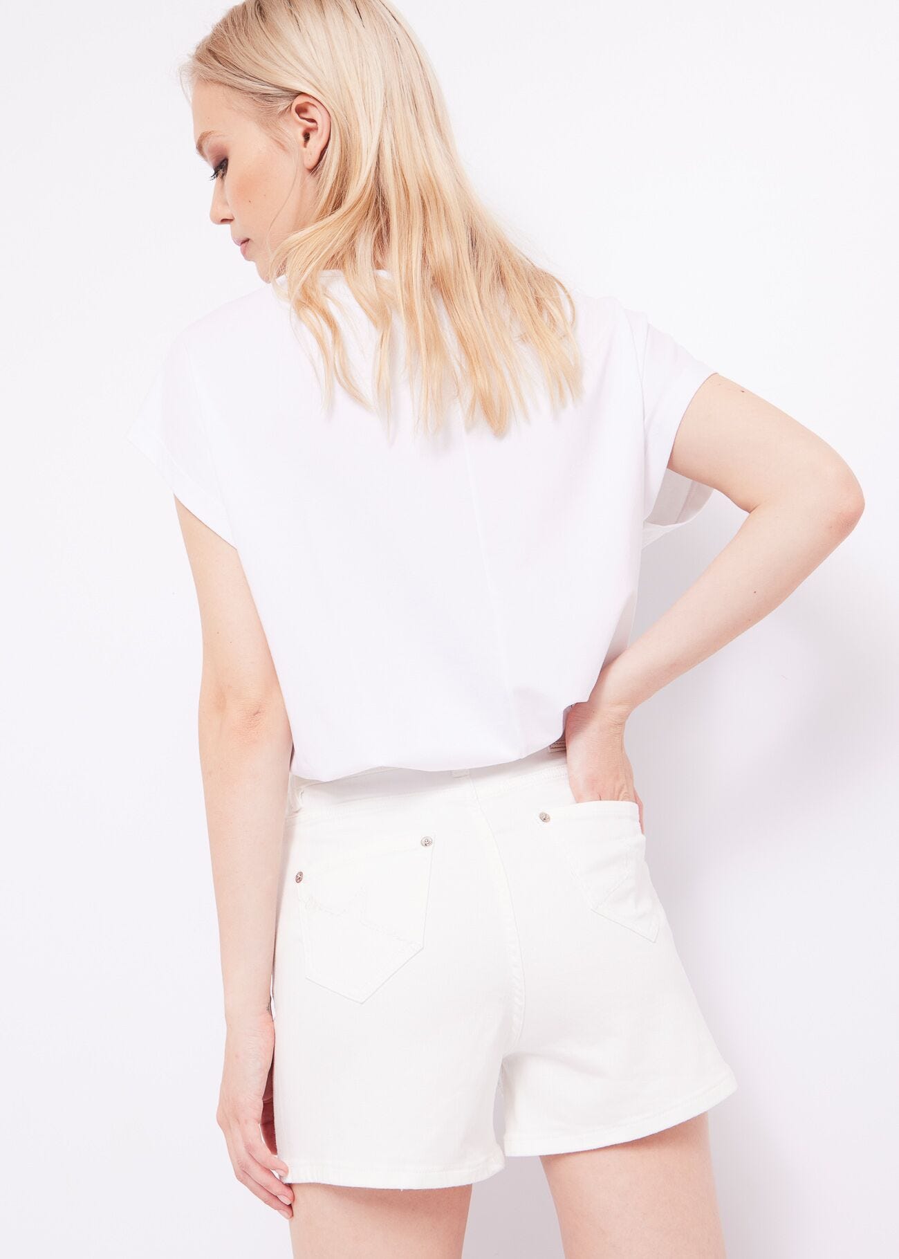 T-shirt con strass e perle